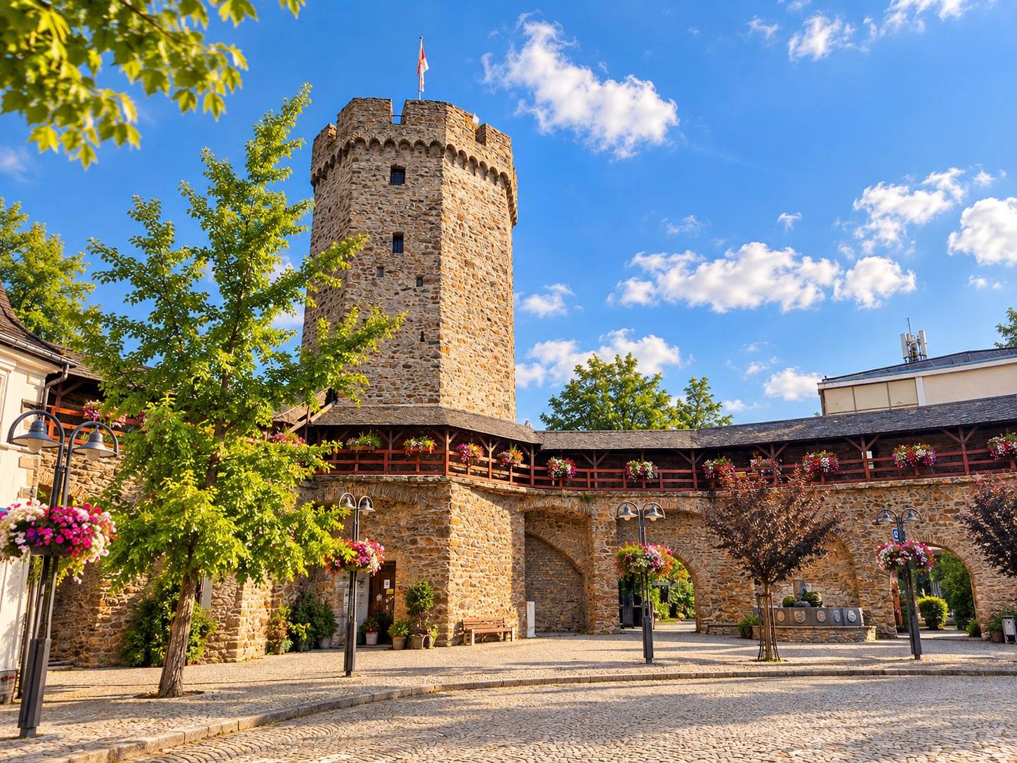Mittelalterlicher Turmplatz im Sonnenschein