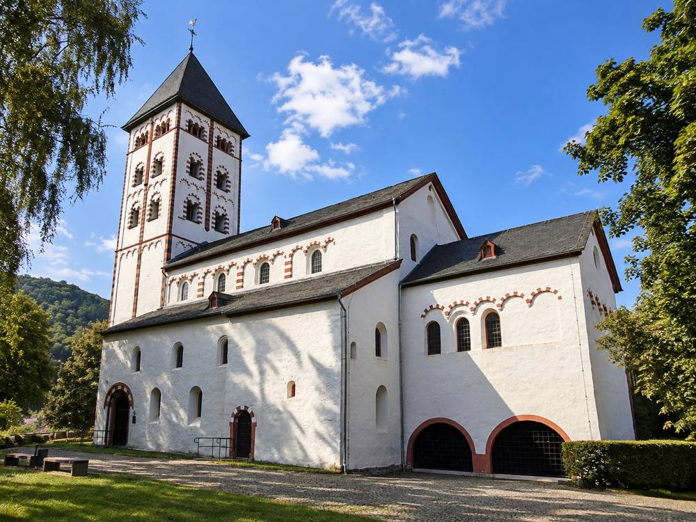 Weißes Kloster mit rotem Bogenwerk