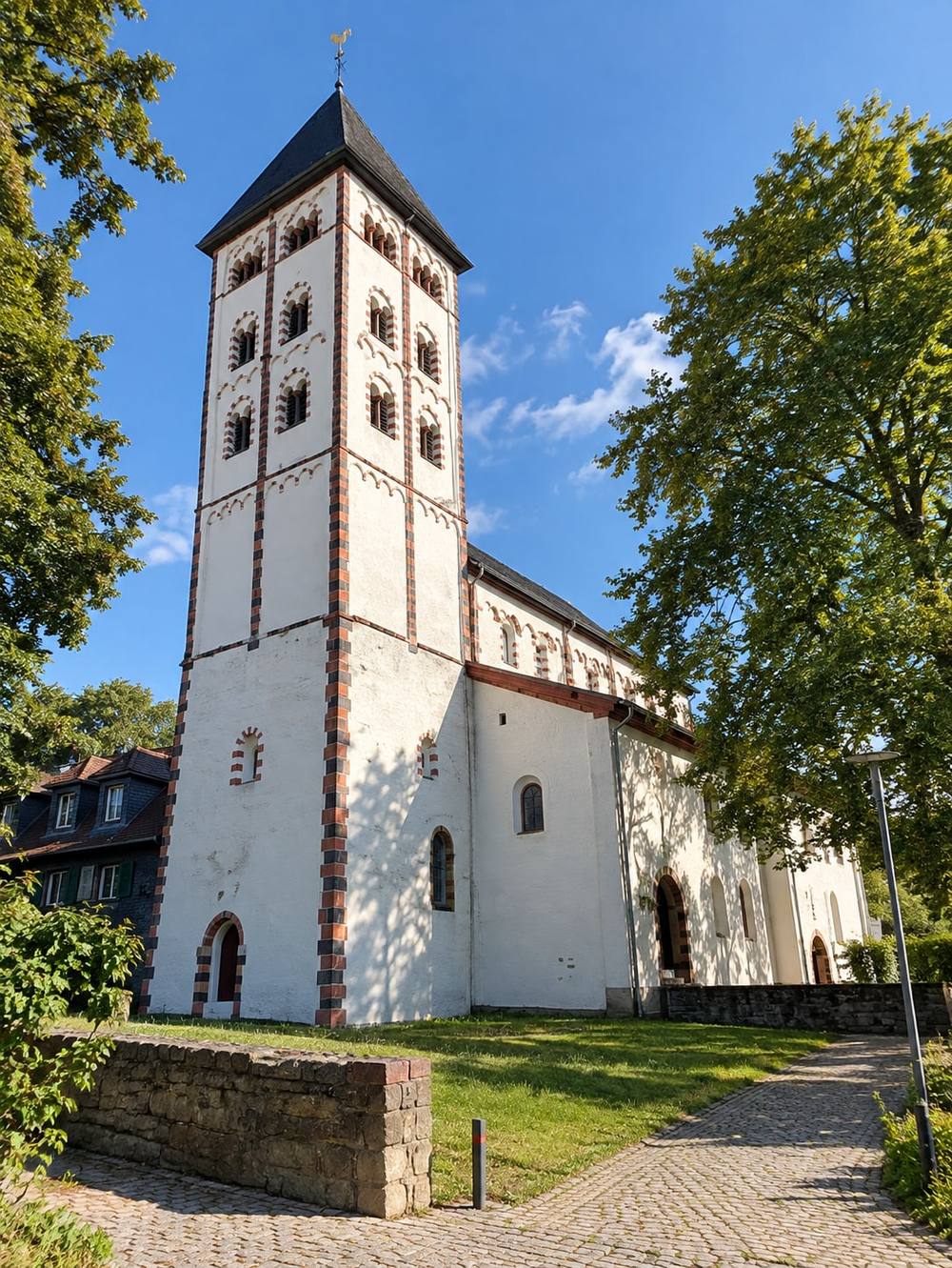 Romanische Kirche im Sonnenschein