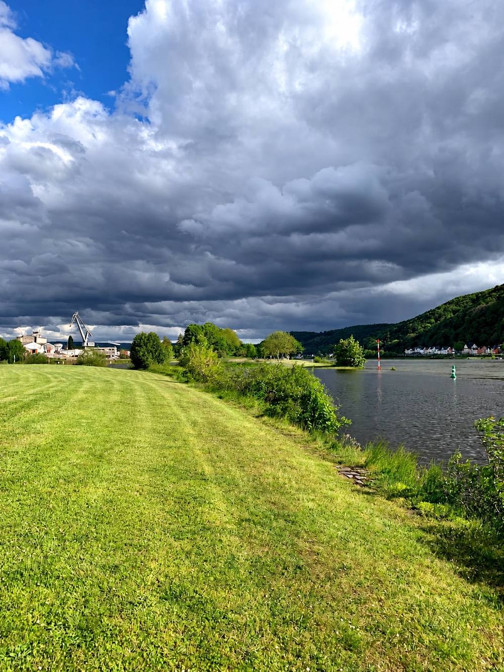 Sturmwolken über der Flusslandschaft
