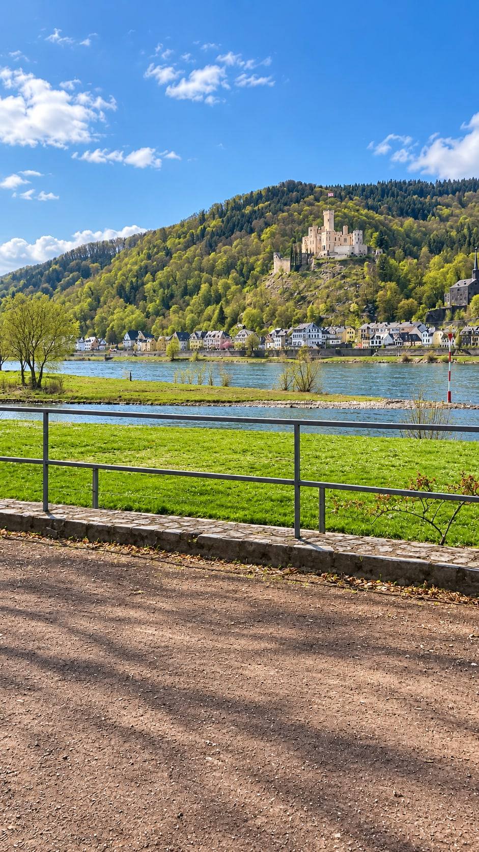 Idyllische Flussstadt mit Burghügel