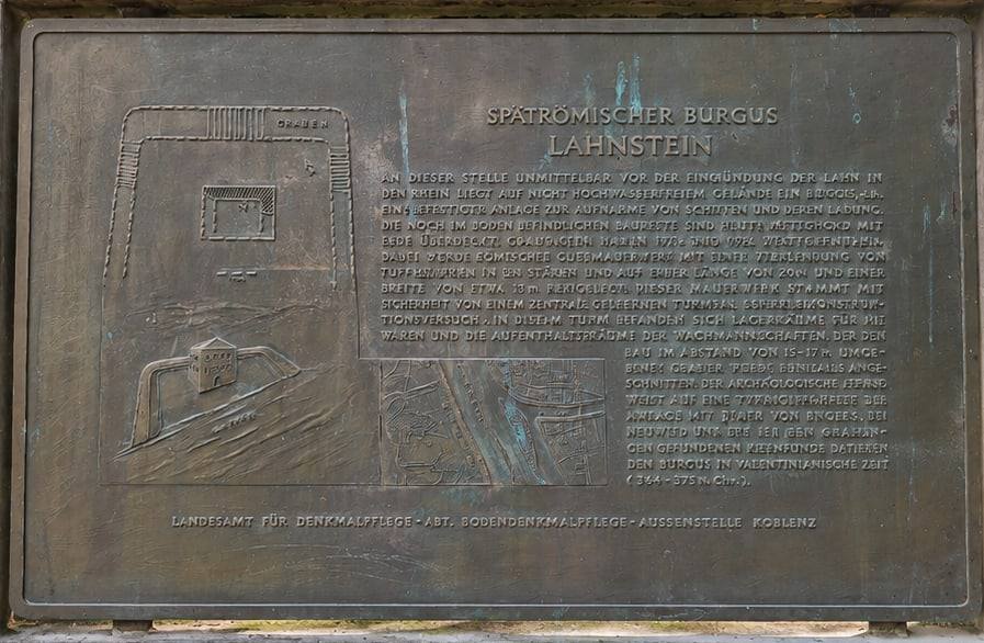 Historische Bronzetafel im Park