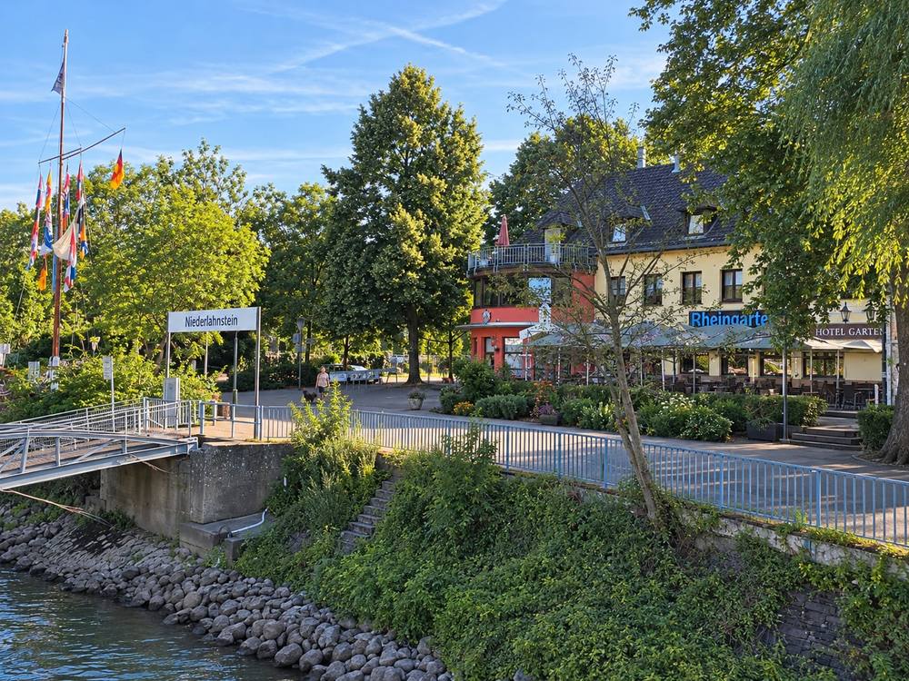 Niederlahnstein am sonnigen Rheinufer