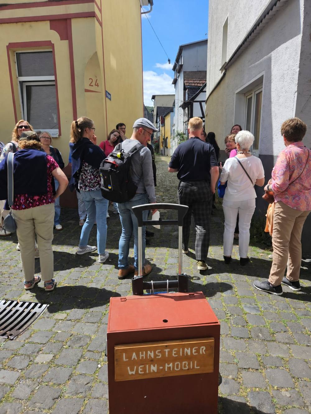 Weinmobil im sonnigen Altstadtgässchen