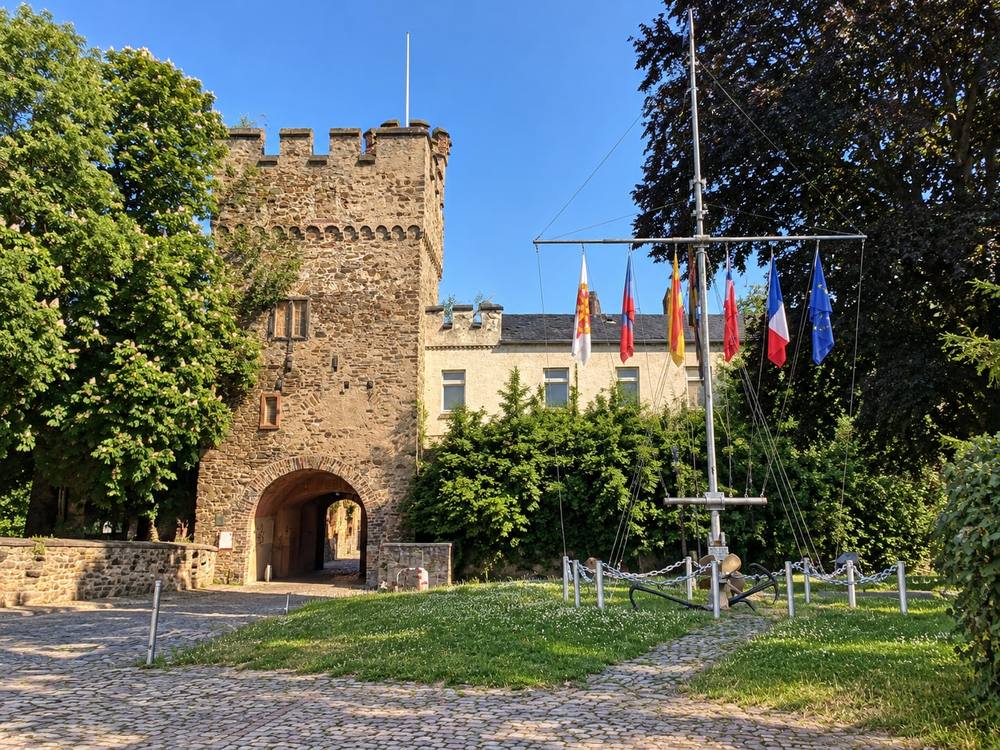 Historisches Stadttor mit Flaggenmast