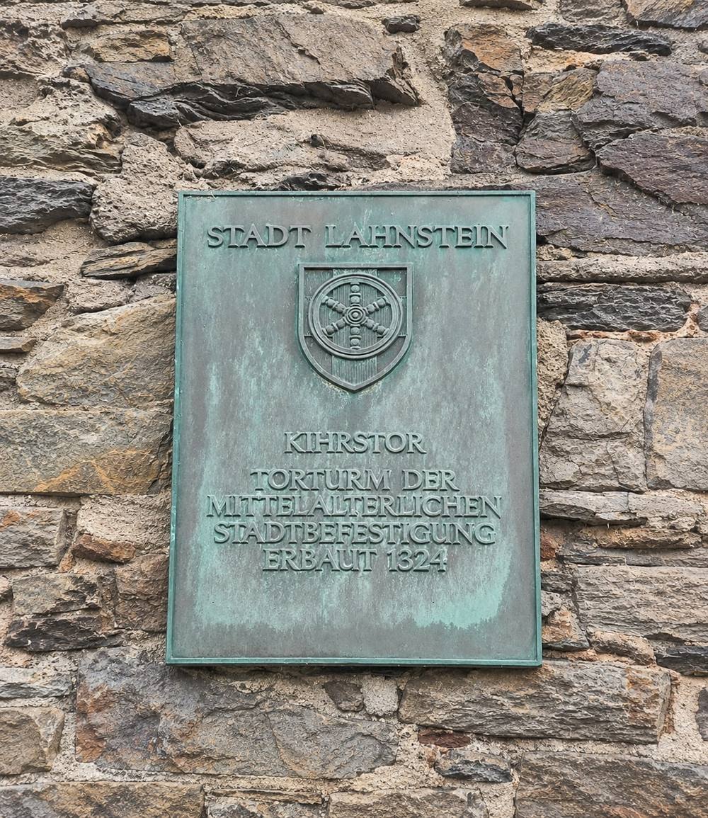 Historische Bronzetafel auf rauer Mauer