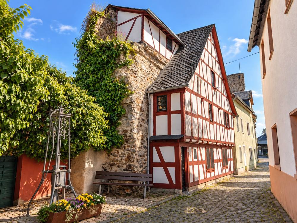 Historische Fachwerkgasse im Sonnenschein