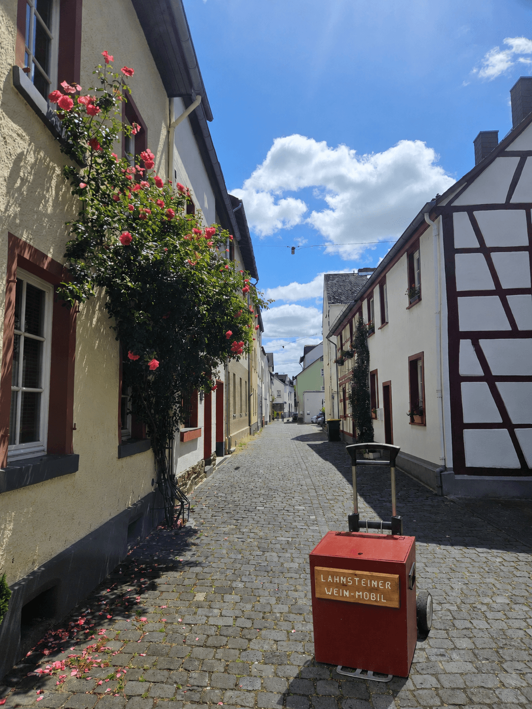 Altstadtgasse in Oberlahnstein mit Rosen, Fachwerk und dem Weinmobil